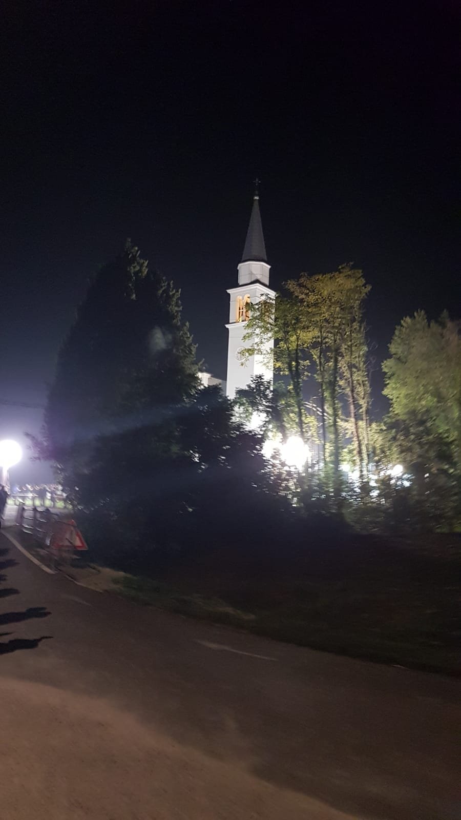 Arrivo al Santuario per la messa serale - L'urna di San Pio X nel Santuario delle Cendrole a Riese