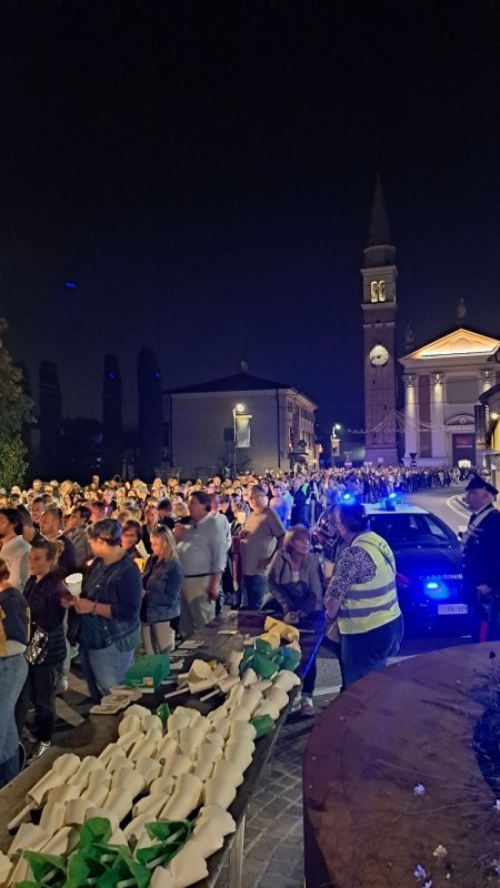 Partenza processione 'aux flambeaux' di giovedì 12 ottobre (foto postata su Facebook da Gianna Isoldo) - L'urna di San Pio X nel Santuario delle Cendrole a Riese