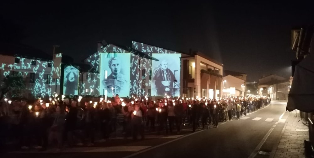 Pellegrinaggio serale del 13 ottobre. - L'urna di San Pio X nel Santuario delle Cendrole a Riese