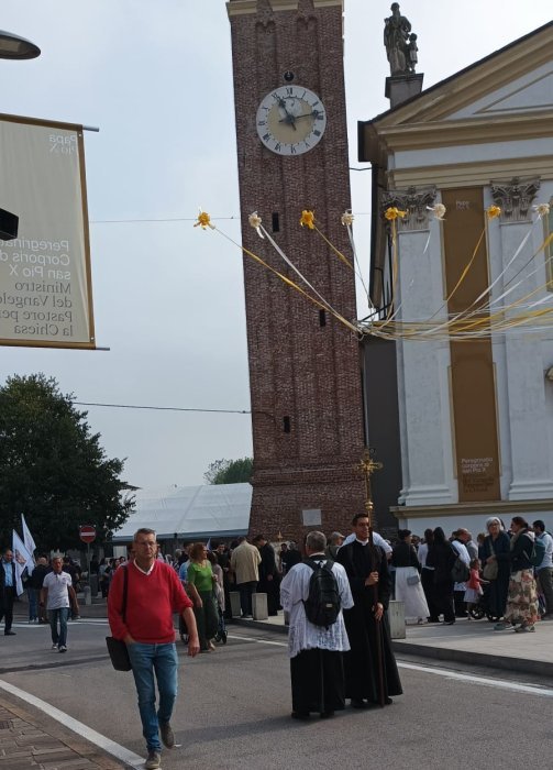 Partenza pellegrini sabato 14 ottobre. - L'urna di San Pio X nel Santuario delle Cendrole a Riese