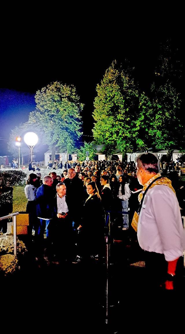 In attesa di entrare nel Santuario, dopo la S Messa del 12 ottobre - L'urna di San Pio X nel Santuario delle Cendrole a Riese