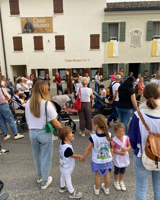 La Peregrinatio degli alunni delle elementari e della Scuola dell'Infanzia