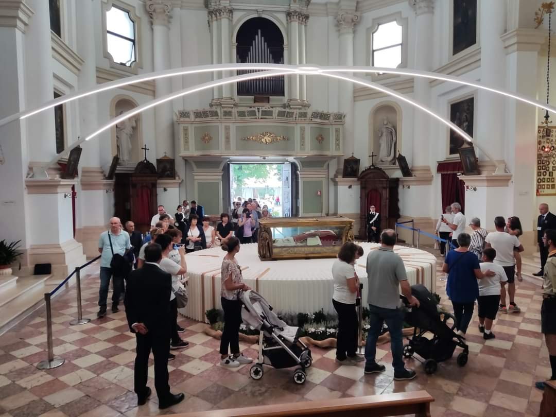 Nel primo weekend della peregrinatio più di 8000 persone hanno reso omaggio a Papa Pio X tornato nel suo paese natale. - L'urna di San Pio X nel Santuario delle Cendrole a Riese