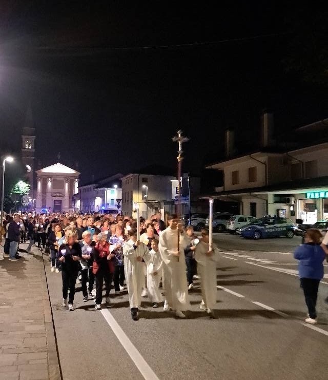 Processione 'aux flambeaux' verso il Santuario di martedì 10 ottobre. (Foto postata da Gianna Isoldo su Facebook) - L'urna di San Pio X nel Santuario delle Cendrole a Riese