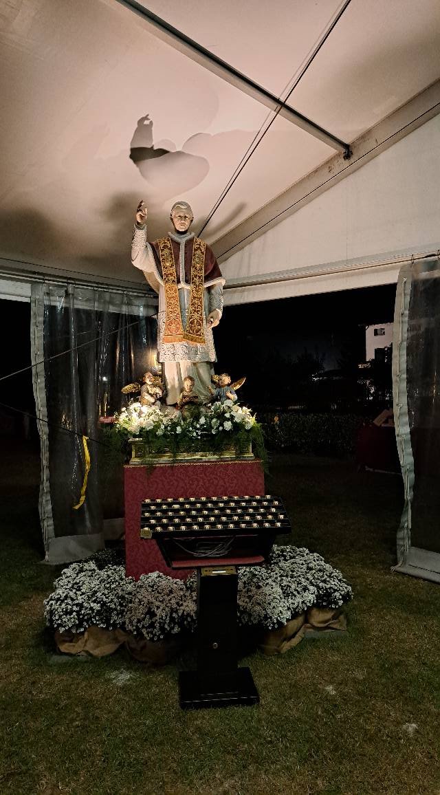 Statua di S Pio X nel tendone all'esterno del Santuario. - L'urna di San Pio X nel Santuario delle Cendrole a Riese