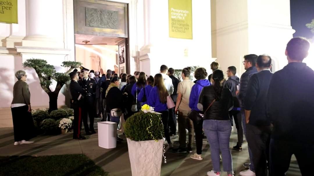 Entrata Santuario martedì 10 ottobre. - L'urna di San Pio X nel Santuario delle Cendrole a Riese
