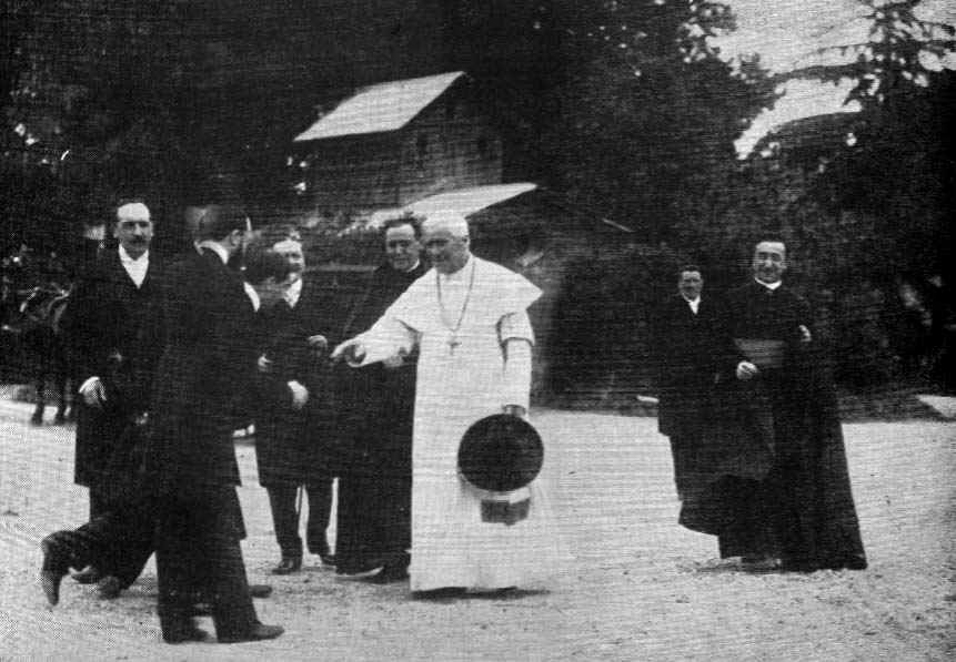 Pio X accoglie visitatori in Vaticano
