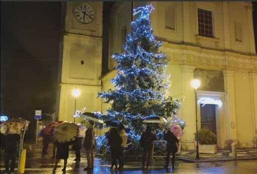 albero natale davanti chiesa