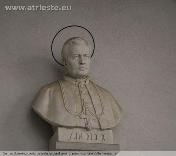 Busto di San Pio X nella Chiesa del Seminario di Trieste