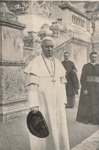 Giuseppe Sarto,  Pio X, con sacerdoti