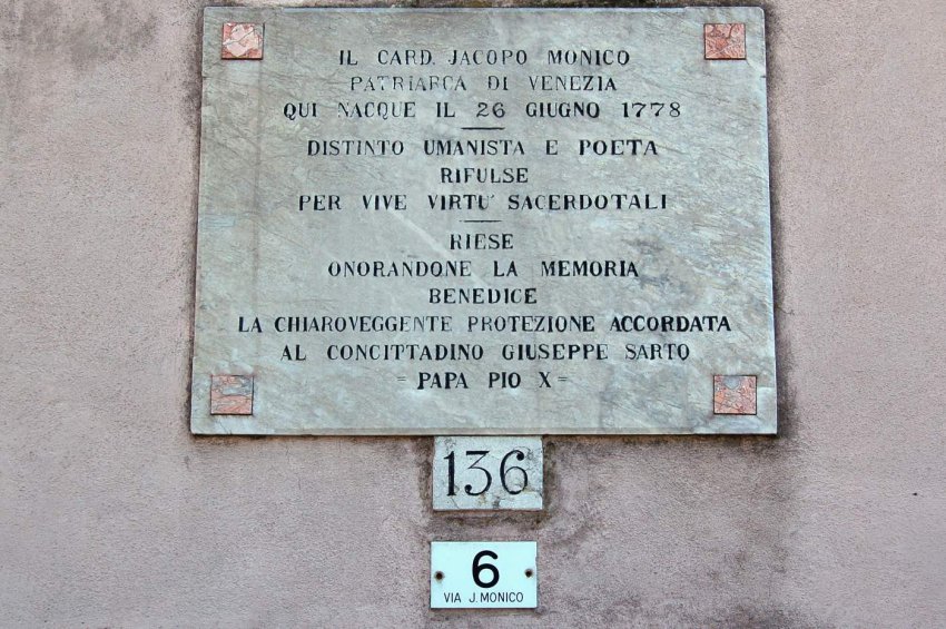Targa sulla facciata della casa natale del Cardinale Jacopo Monico