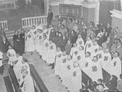 Un gruppo di Cavalieri del Santo Sepolcro, in divisa, convenuti alle Cendrole da ogni regione dell’Italia.