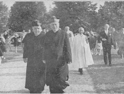 S. E. Mons. Vescovo, accolto da Mons. Arciprete e dal Cavalieri del Santo Sepolcro arriva alle Cendrole.