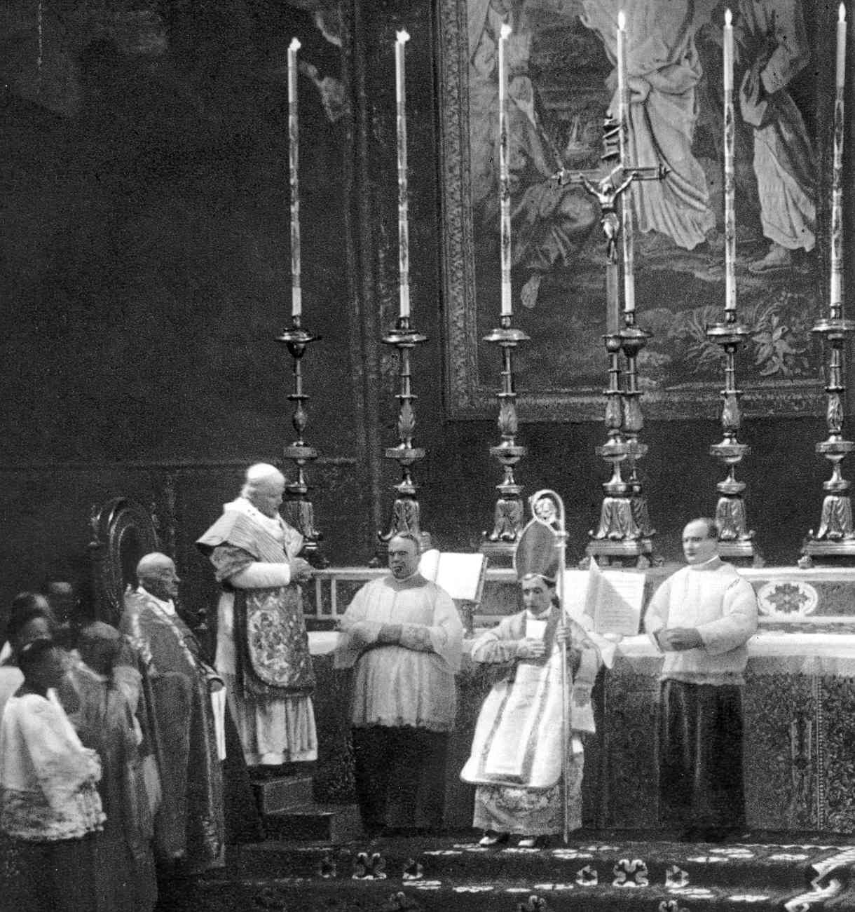 Nel-1907-Pio-X-consacra-Vescovo-Giacomo-Paolo-Giovanni-Battista-della-Chiesa-futuro-Papa-Benedetto-XV.jpg