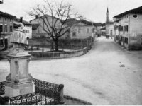 Monumento e piazzetta dedicati a San Pio X