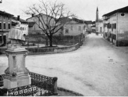 Monumento e piazzetta dedicati a San Pio X