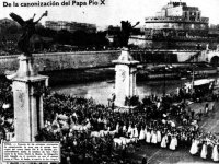 Dopo le solenni cerimonie di canonizzazione del settembre 1954, l'urna con il corpo incorrotto del nuovo San Pio X viene portata in processione dalla basilica di San Pietro a quella di Santa Maria Maggiore. La foto è scattata nel momento in cui la processione attraversa il Tevere. Sullo sfondo, il castel Sant'Angelo (Foto: La Vanguardia espanola).