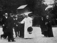 Pio X accoglie visitatori in Vaticano