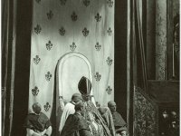 Pio X circondato da assistenti durante una Messa «coram Summo Pontifice». I membri della corte papale sono seduti sui gradini del trono papale.