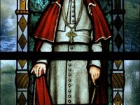 San Pio X nella vetrata di una chiesa (non individuata)